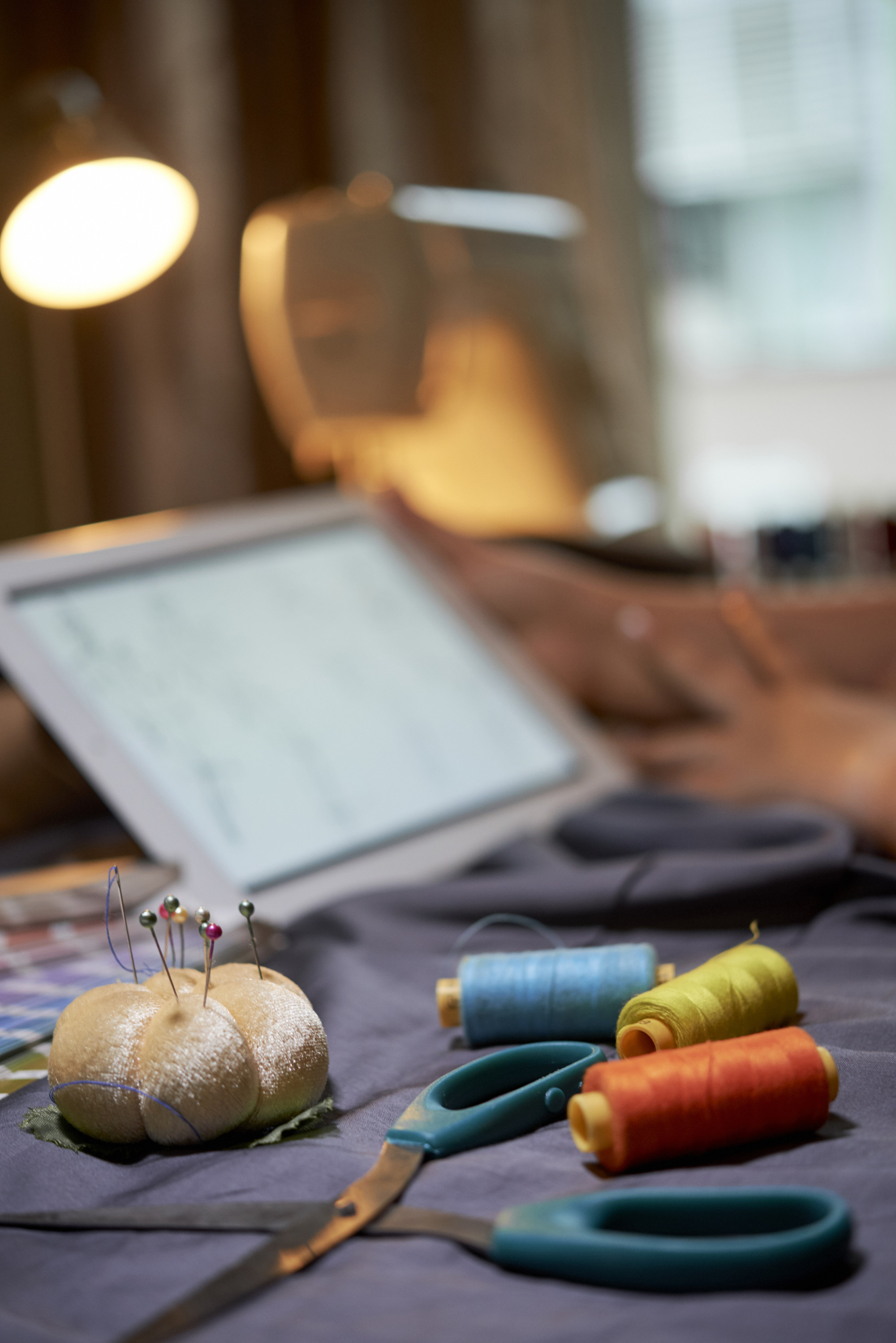 Studio locale con tavolo da lavoro e materiali